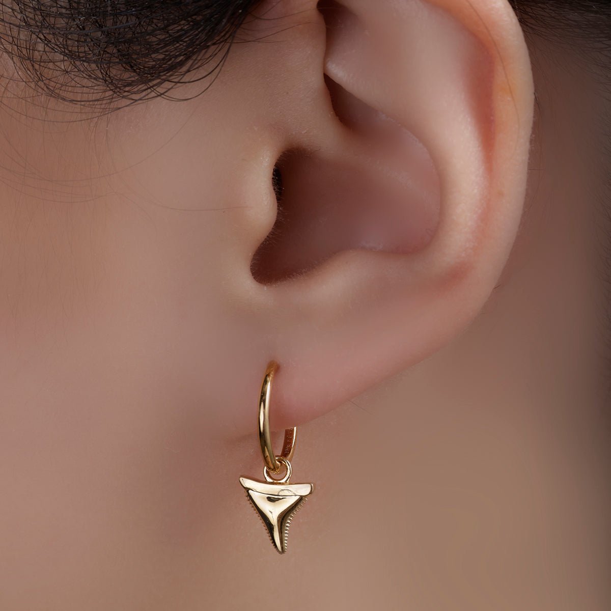 SHARK TOOTH EARRINGS - The Fête
