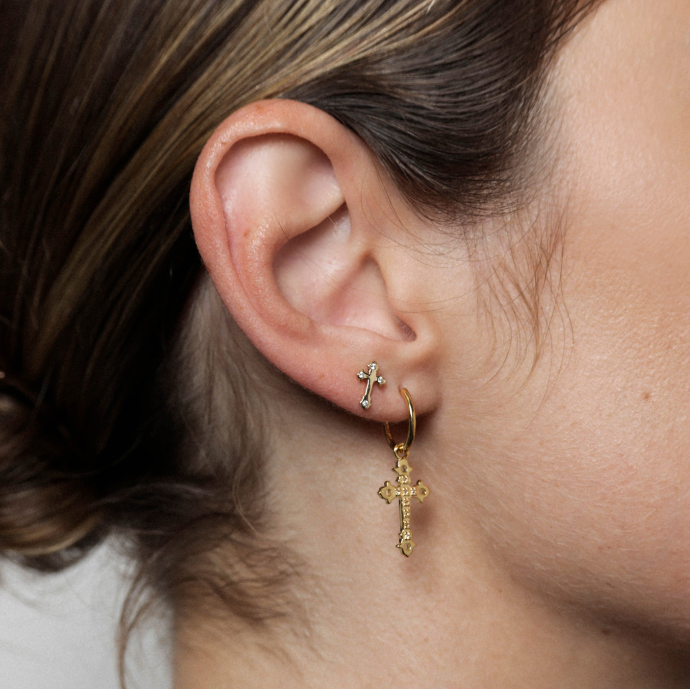 GOTHIC CROSS STUD / WHITE