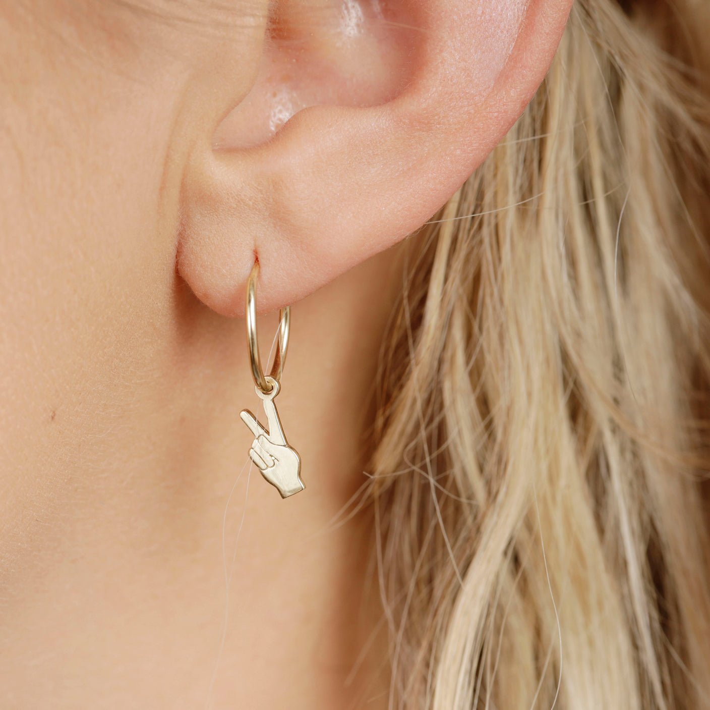 PEACE HAND EARRINGS - The Fête
